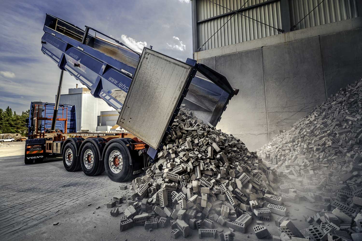 Klinkerbruch wird im Mahlwerk Letschert als Schüttgut durch firmeneigenen Muldenkipper-LKW abgeladen.