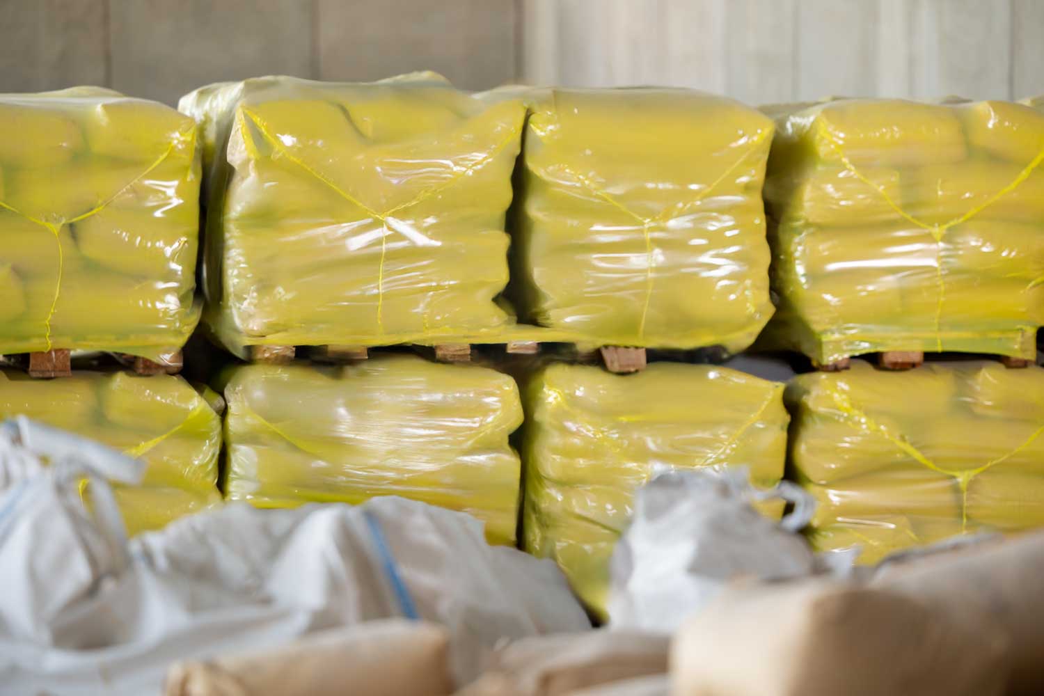 Keramisches Mahlgut abgepackt und auf Paletten gestapelt.